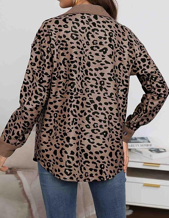"Leopard Luxe: Corduroy damesjas met volle mouwen, zakken en een enkele knoop".