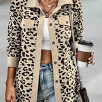 "Leopard Luxe: Corduroy damesjas met volle mouwen, zakken en een enkele knoop".